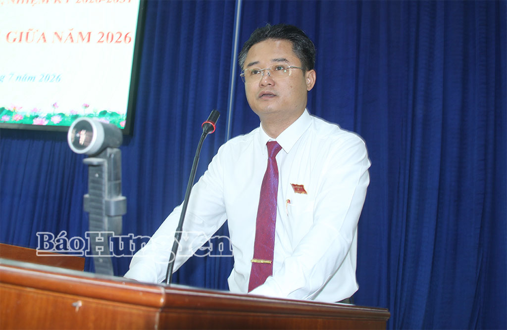 Lãnh đạo xã Đoàn Đào phát biểu tại kỳ họp.