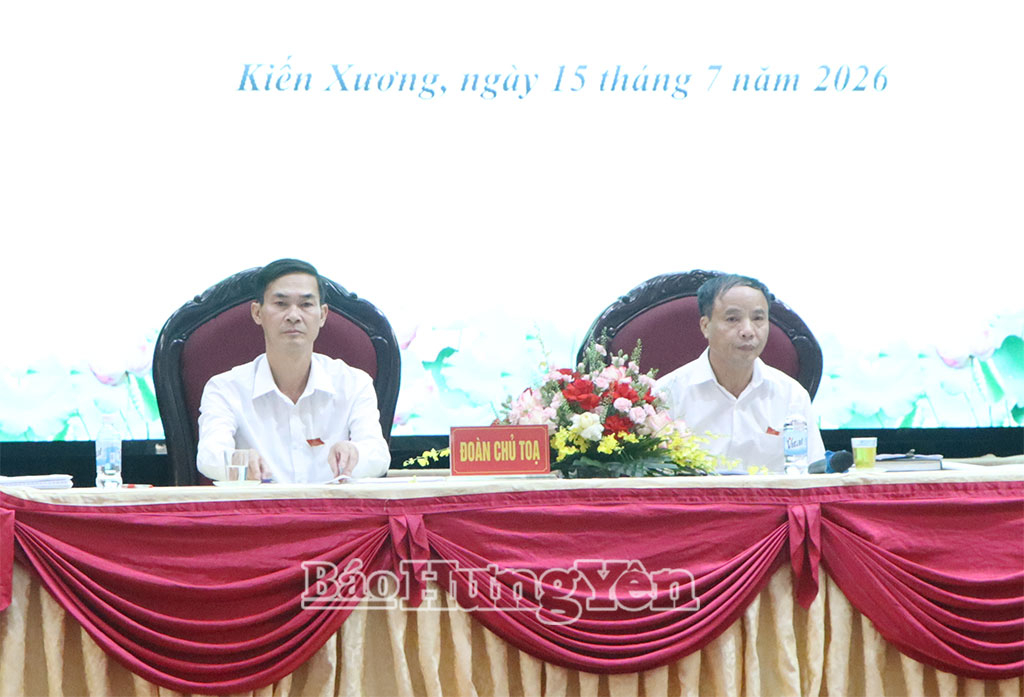 Đoàn Chủ tọa kỳ họp.