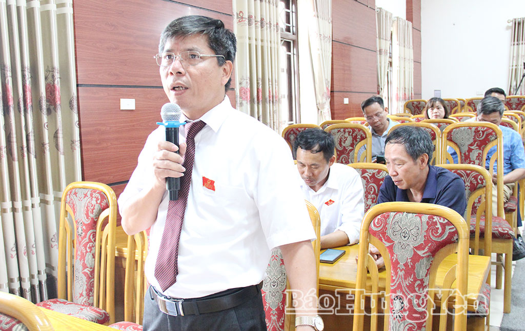 Đại biểu HĐND xã Như Quỳnh chất vấn tại kỳ họp.