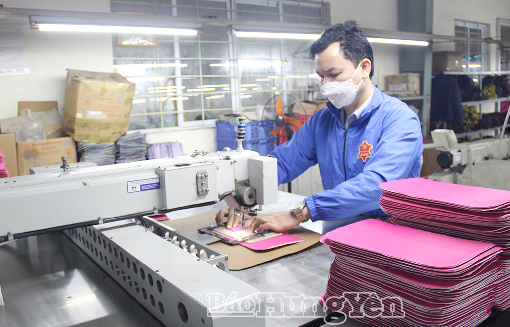Sản xuất tại Công ty Cổ phần sản xuất dịch vụ thương mại sản phẩm da LADODA (xã Như Quỳnh).
