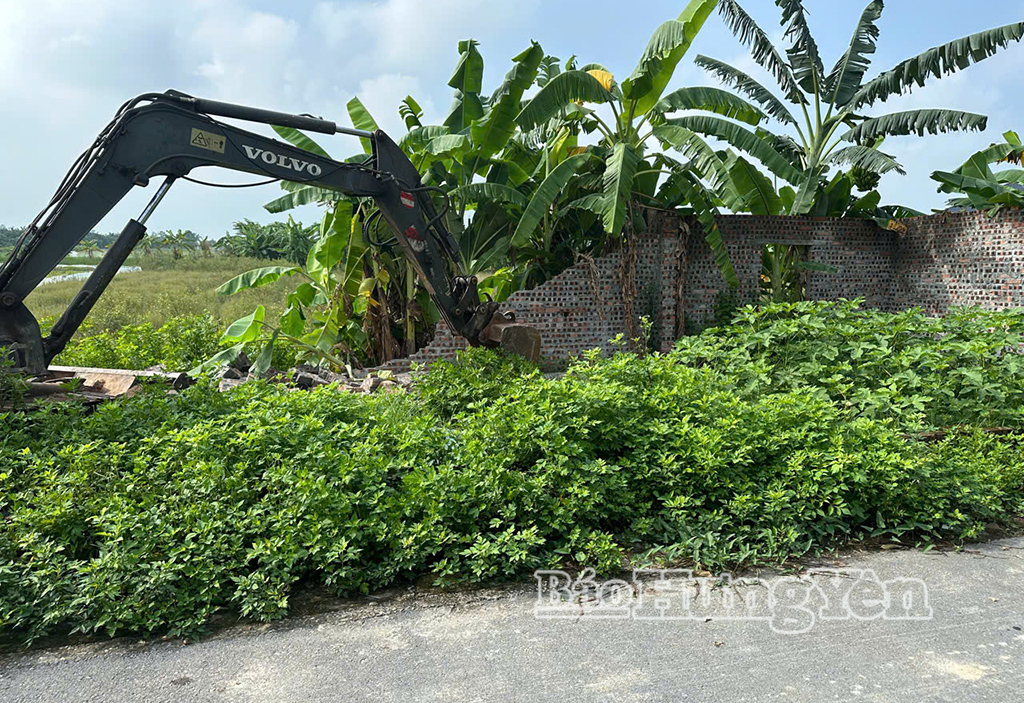 Địa phương tổ chức tháo dỡ công trình vi phạm hành lang an toàn giao thông.