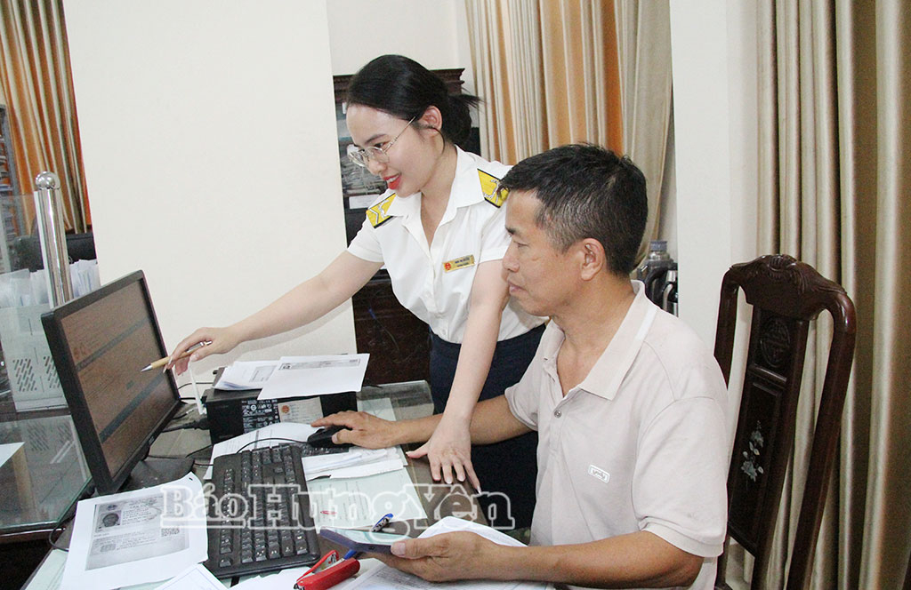 Các hộ kinh doanh được cán bộ ngành Thuế hướng dẫn các thủ tục đăng ký nộp thuế.