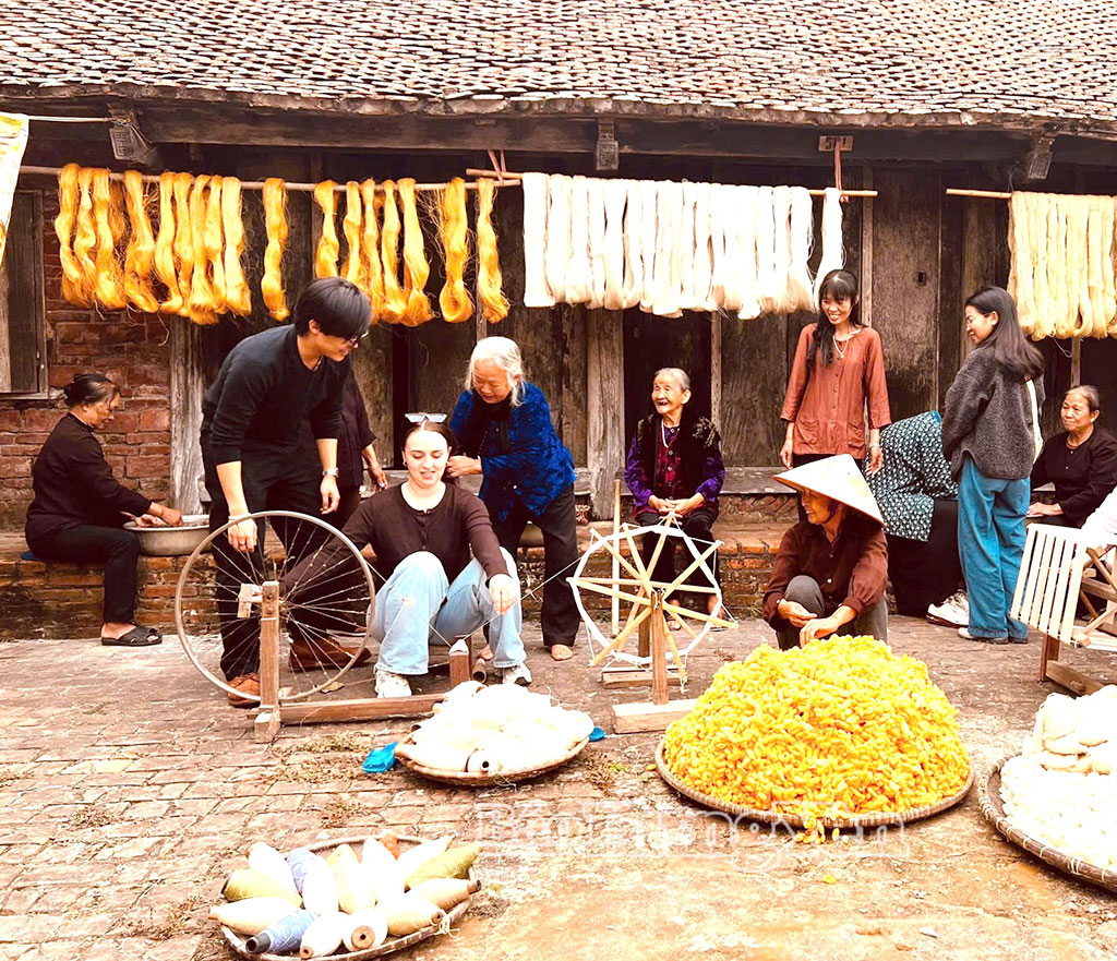 Làng nghề dệt đũi Nam Cao (xã Lê Lợi) trở thành điểm đến hấp dẫn, thu hút du khách quốc tế trải nghiệm nghề dệt truyền thống.