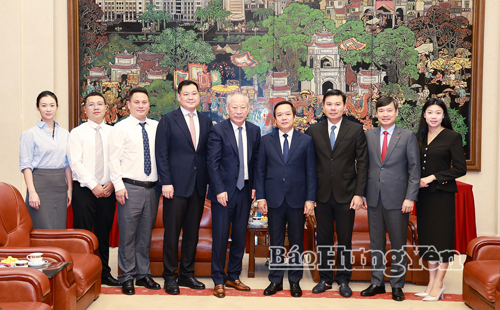 Đồng chí Phạm Quang Ngọc, Ủy viên Ban Chấp hành Trung ương Đảng, Bí thư Tỉnh ủy và các đại biểu chụp ảnh lưu niệm cùng lãnh đạo Tập đoàn Xây dựng Thái Bình Dương.
