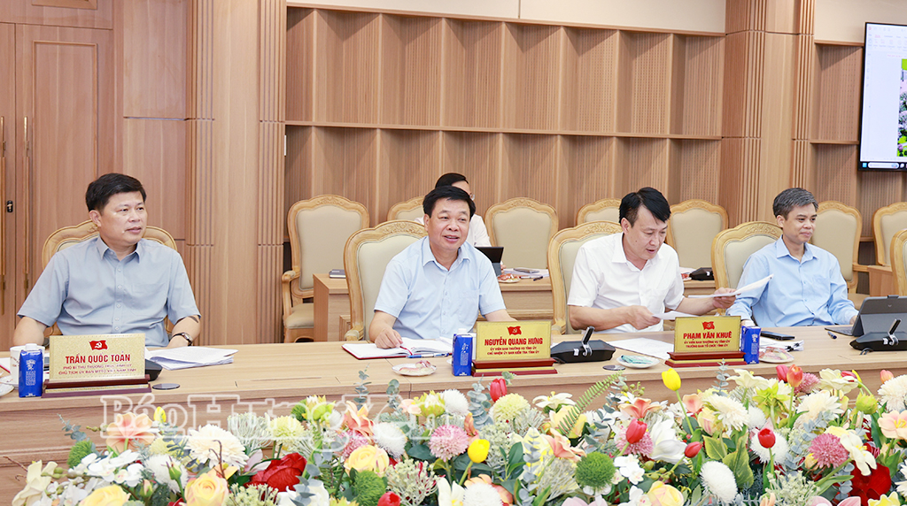 Đồng chí Trần Quốc Toản, Phó Bí thư Thường trực Tỉnh ủy, Chủ tịch Ủy ban MTTQ Việt Nam tỉnh và các đồng chí Ủy viên Ban Thường vụ Tỉnh ủy dự họp.