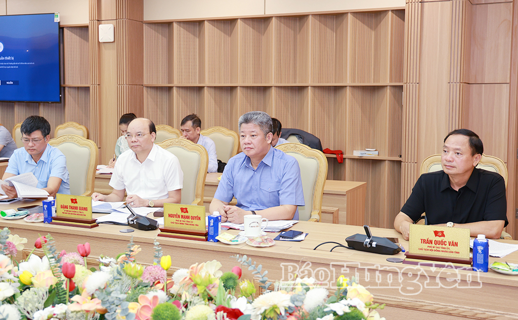Các đồng chí: Trần Quốc Văn, Phó Bí thư Tỉnh ủy, Chủ tịch HĐND tỉnh; Nguyễn Mạnh Quyền, Phó Bí thư Tỉnh ủy, Chủ tịch UBND tỉnh và các đại biểu dự cuộc họp.