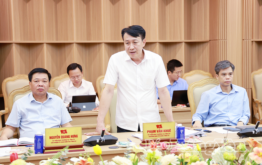 Đồng chí Phạm Văn Khuê, Ủy viên Ban Thường vụ Tỉnh ủy, Trưởng ban Tổ chức Tỉnh ủy phát biểu tại cuộc họp. Đồng chí Nguyễn Văn Chiến, Ủy viên Ban Thường vụ Tỉnh ủy, Trưởng ban Tuyên giáo và Dân vận Tỉnh ủy phát biểu tại cuộc họp. Đồng chí Nguyễn Văn Chiến, Ủy viên Ban Thường vụ Tỉnh ủy, Trưởng ban Tuyên giáo và Dân vận Tỉnh ủy phát biểu tại cuộc họp.