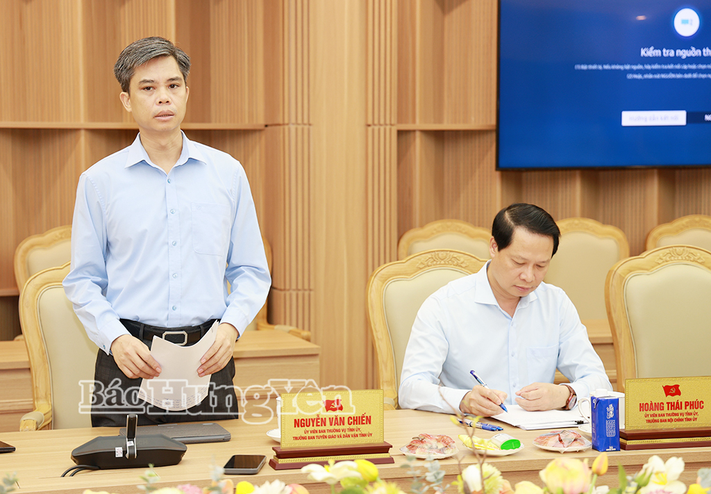 Đồng chí Nguyễn Văn Chiến, Ủy viên Ban Thường vụ Tỉnh ủy, Trưởng ban Tuyên giáo và Dân vận Tỉnh ủy phát biểu tại cuộc họp.