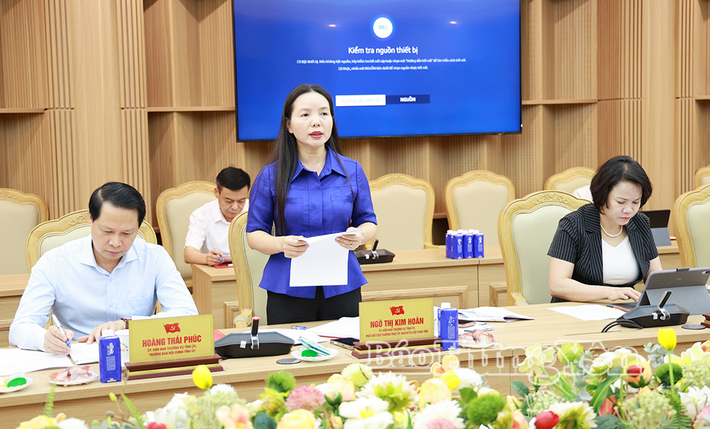 Đồng chí Ngô Thị Kim Hoàn, Ủy viên Ban Thường vụ Tỉnh ủy, Phó Chủ tịch Thường trực Ủy ban MTTQ Việt Nam tỉnh phát biểu tại cuộc họp.