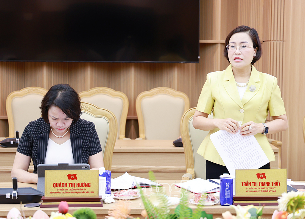 Đồng chí Trần Thị Thanh Thủy, Ủy viên Ban Thường vụ Tỉnh ủy, Bí thư Đảng ủy, Chủ tịch HĐND phường Mỹ Hào phát biểu tại cuộc họp.