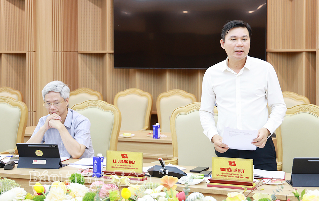 Đồng chí Nguyễn Lê Huy, Ủy viên Ban Thường vụ Tỉnh ủy, Phó Chủ tịch Thường trực UBND tỉnh phát biểu tại cuộc họp.