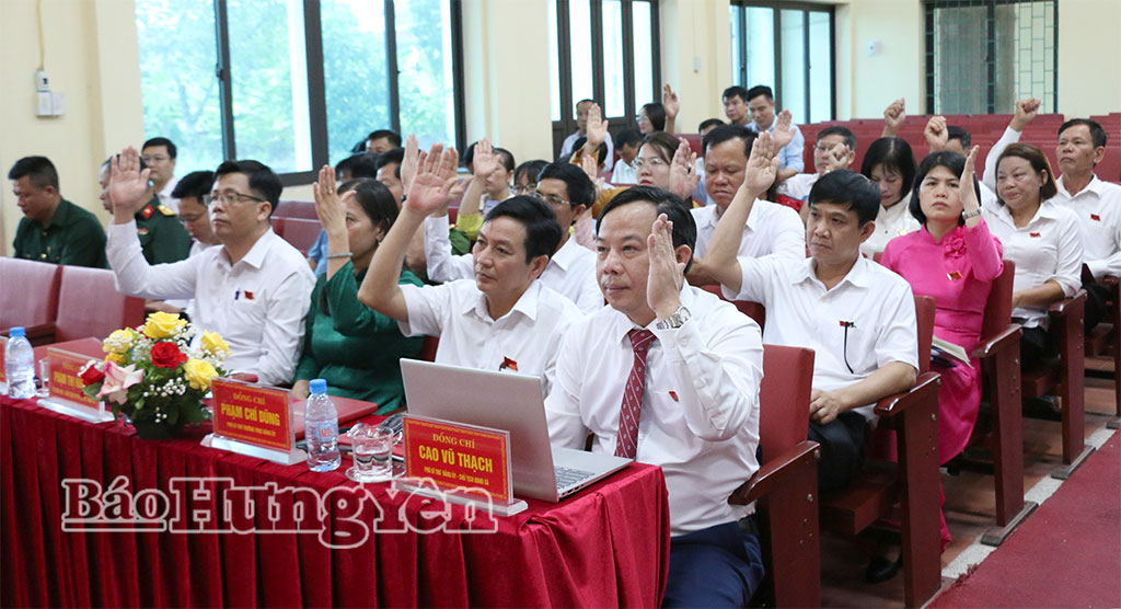 Các đại biểu biểu quyết thông qua nghị quyết tại kỳ họp.