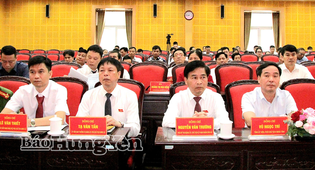 Đồng chí Vũ Ngọc Trì, Phó Chủ tịch HĐND tỉnh và các đại biểu dự kỳ họp.