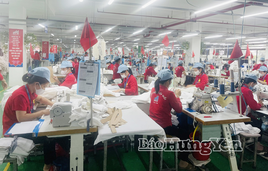 Xí nghiệp may Hưng Hà, xã Hưng Hà thi đua sản xuất.