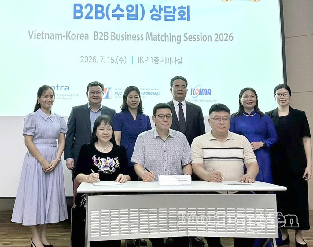 Đồng chí Phó Chủ tịch UBND tỉnh Lê Quang Hòa cùng các đại biểu chứng kiến các doanh nghiệp của tỉnh kết nối giao thương với đối tác Hàn Quốc.
