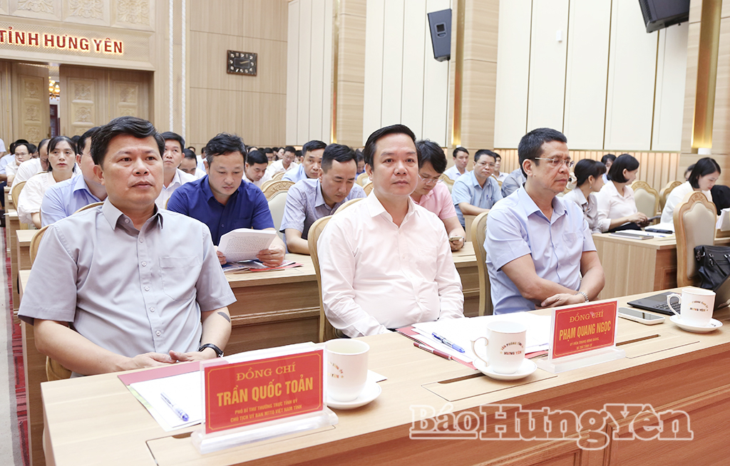 Các đồng chí: Phạm Quang Ngọc, Ủy viên Ban Chấp hành Trung ương Đảng, Bí thư Tỉnh ủy; Trần Quốc Toản, Phó Bí thư Thường trực Tỉnh ủy, Chủ tịch Ủy ban MTTQ Việt Nam tỉnh và các đại biểu dự hội nghị.