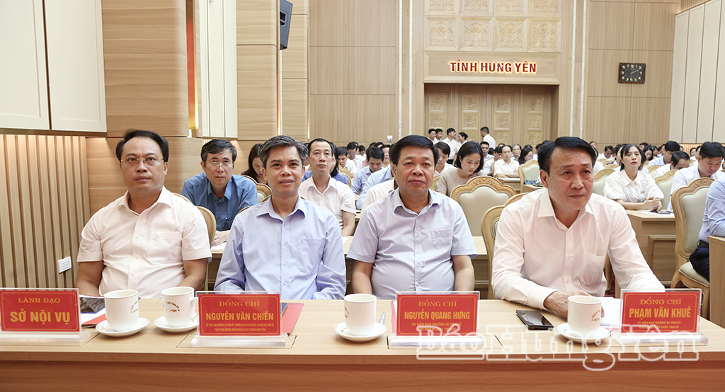 Các đồng chí Ủy viên Ban Thường vụ Tỉnh ủy và đại biểu dự hội nghị.