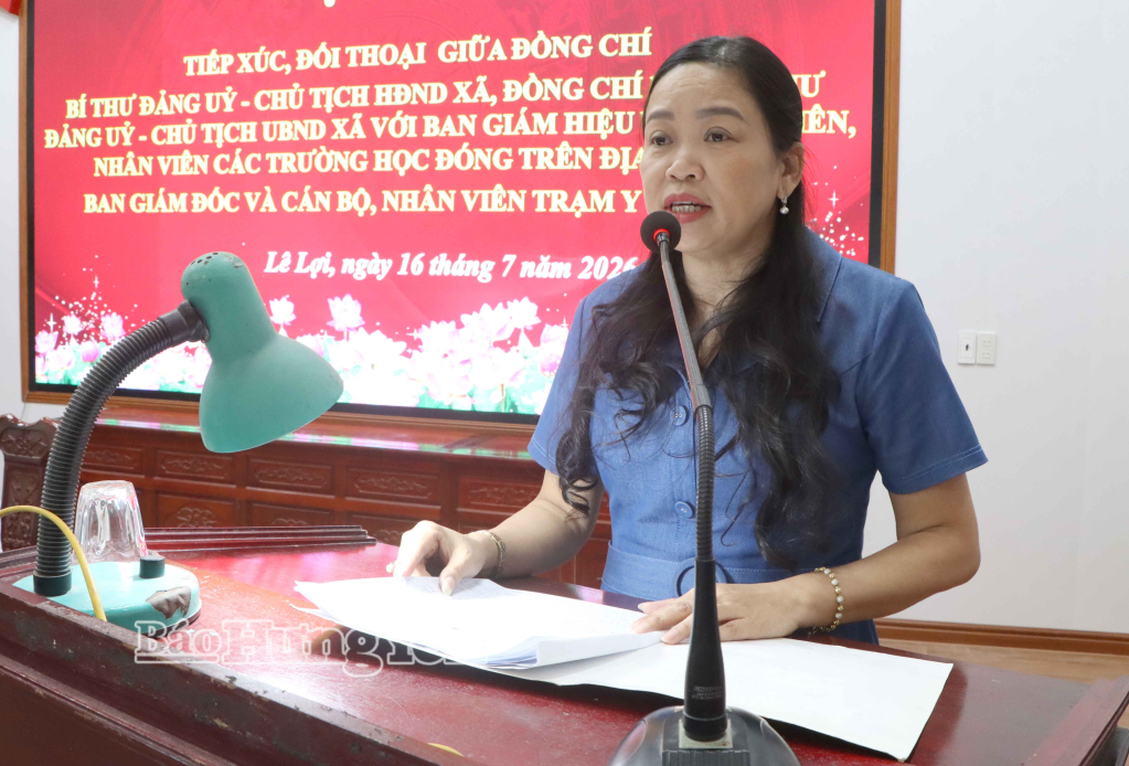 Lãnh đạo Trường Tiểu học Đình Phùng, xã Lê Lợi phát biểu tại hội nghị.