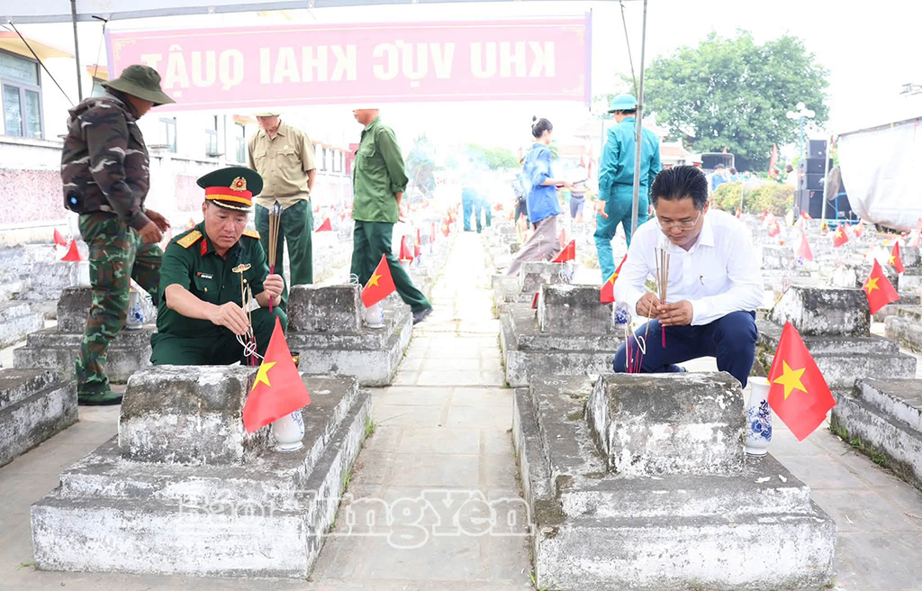 Đại biểu thắp hương tại các phần mộ liệt sĩ chưa xác định được danh tính trước khi thực hiện lấy mẫu hài cốt để phục vụ công tác giám định ADN.