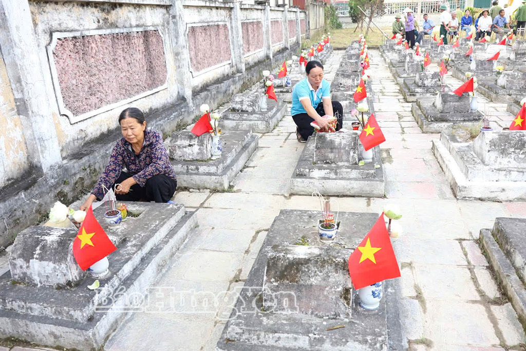 Thân nhân liệt sĩ xã Đoàn Đào thắp hương tại các phần mộ của liệt sĩ.