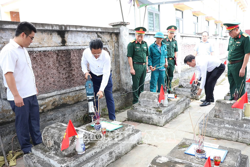 Lãnh đạo xã Đoàn Đào thực hiện nghi thức động thổ khai quật phần mộ liệt sĩ chưa xác định được danh tính tại Nghĩa trang liệt sĩ Đoàn Đào.