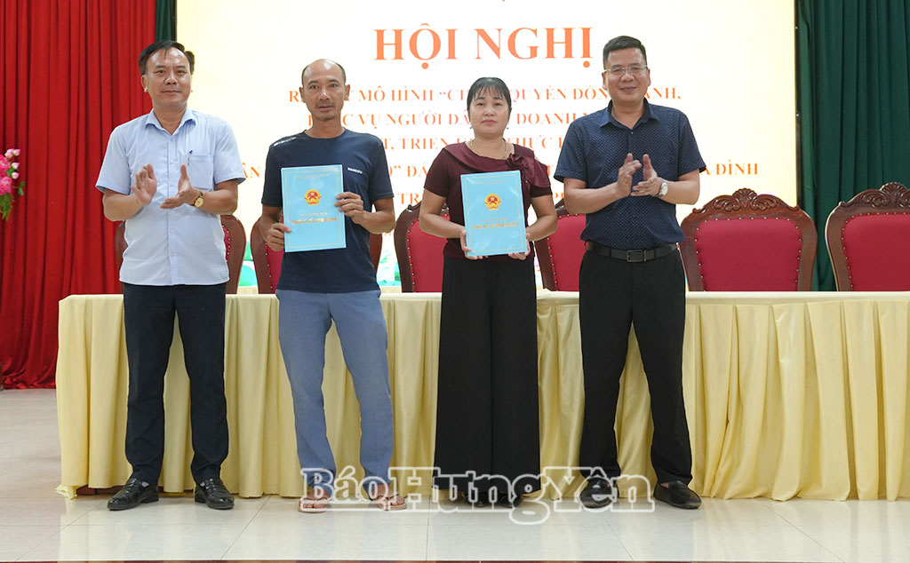 Lãnh đạo xã Phạm Ngũ Lão trao giấy chứng nhận đăng ký hộ kinh doanh cho các cá nhân, doanh nghiệp.
