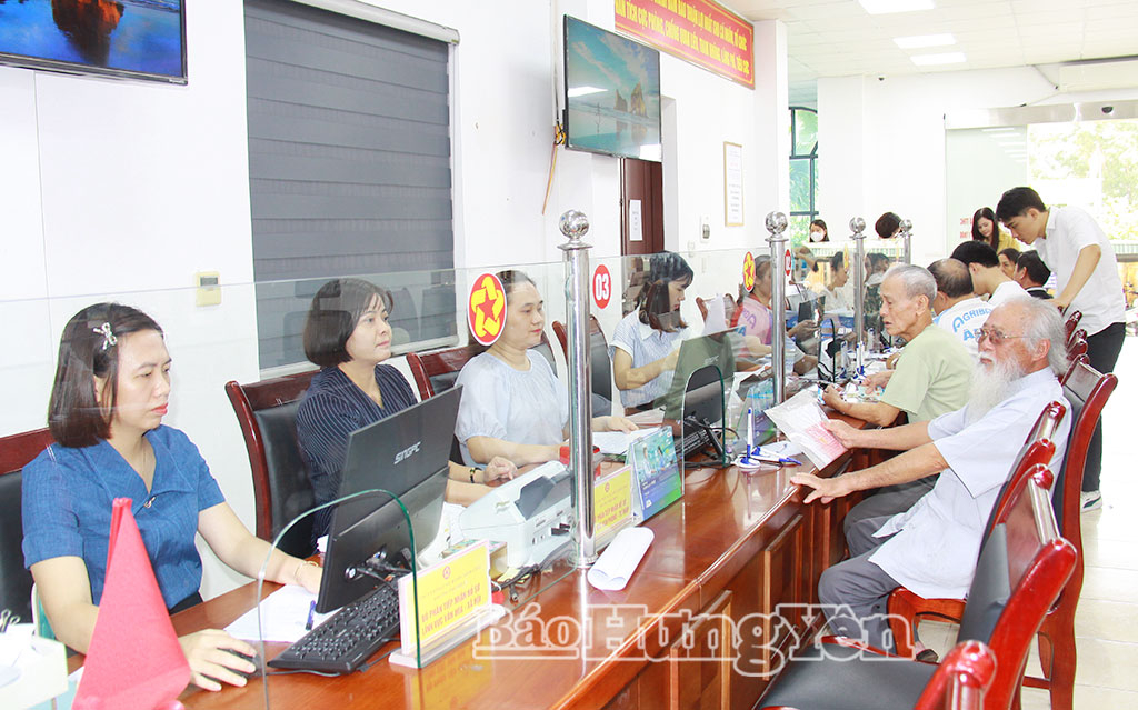 Công chức Trung tâm Phục vụ hành chính công phường Phố Hiến luôn đồng hành, phục vụ người dân khi đến làm thủ tục hành chính.