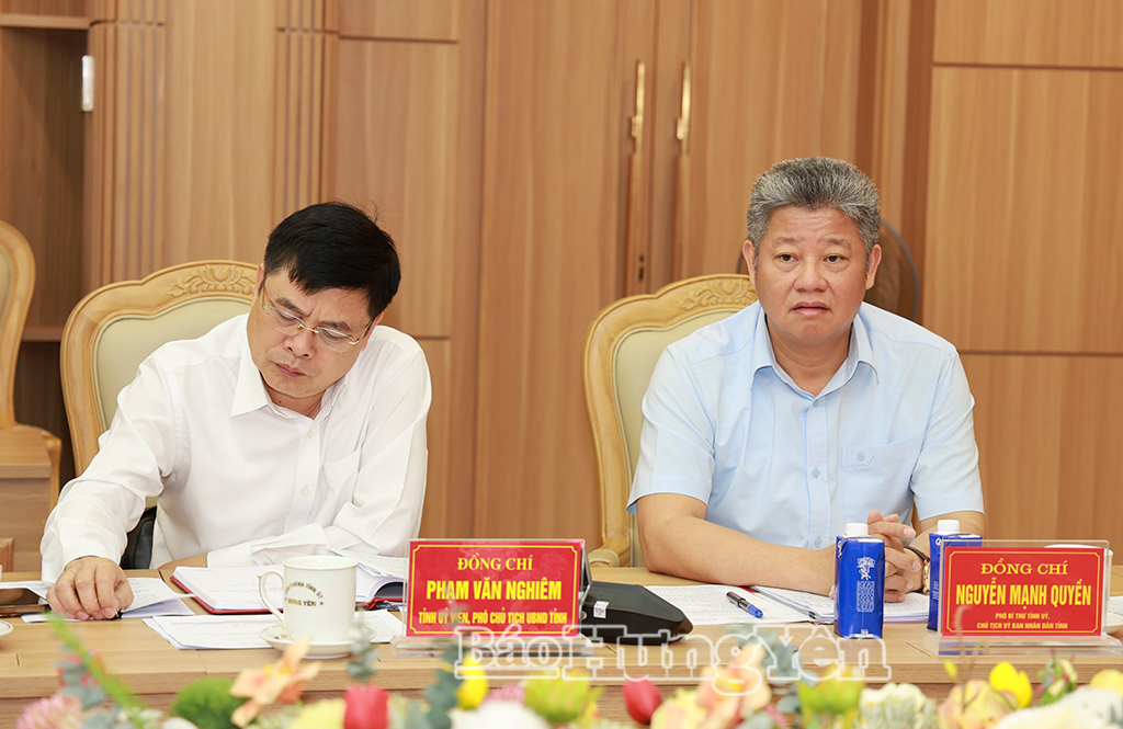 Đồng chí Nguyễn Mạnh Quyền, Phó Bí thư Tỉnh ủy, Chủ tịch UBND tỉnh, Phó Trưởng ban Thường trực Ban Chỉ đạo phát biểu tại cuộc họp.