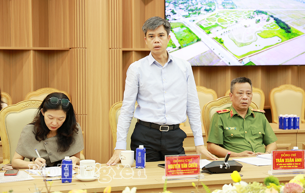Đồng chí Nguyễn Văn Chiến, Ủy viên Ban Thường vụ Tỉnh ủy, Trưởng ban Tuyên giáo và Dân vận Tỉnh ủy phát biểu tại cuộc họp.