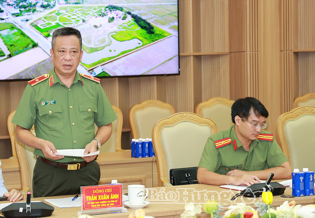 Đồng chí Trần Xuân Ánh, Ủy viên Ban Thường vụ Tỉnh ủy, Giám đốc Công an tỉnh phát biểu tại cuộc họp.