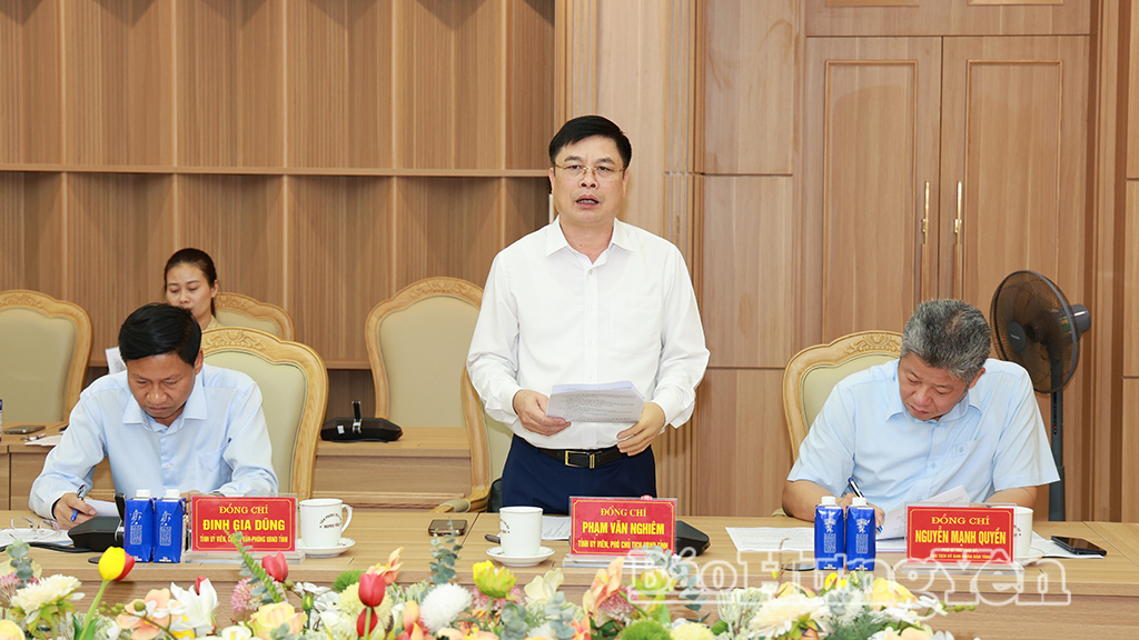 Đồng chí Phạm Văn Nghiêm, Phó Chủ tịch UBND tỉnh phát biểu tại cuộc họp.