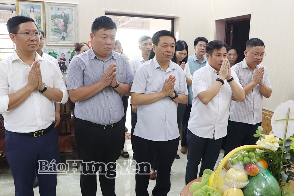 Đồng chí Nguyễn Quang Hưng, Ủy viên Ban Thường vụ Tỉnh ủy, Chủ nhiệm Ủy ban Kiểm tra Tỉnh ủy cùng đoàn công tác của Ủy ban Kiểm tra Trung ương dâng hoa, dâng hương tưởng niệm liệt sĩ Nguyễn Kim Khánh.
