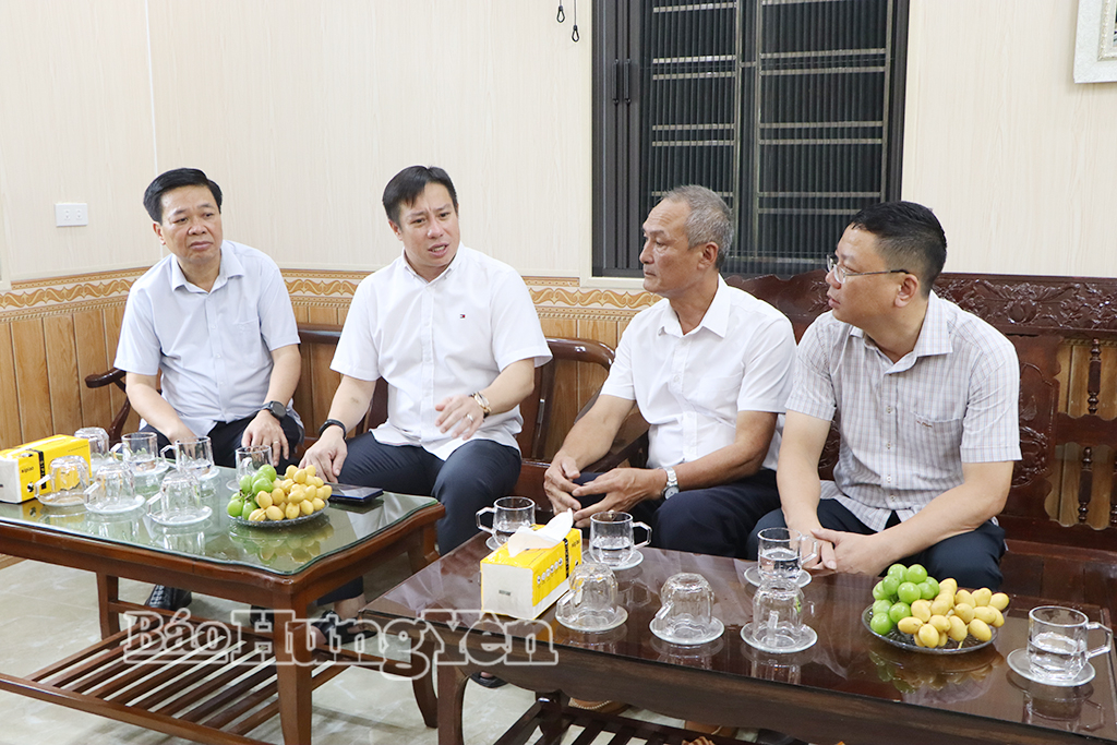 Đồng chí Chủ nhiệm Ủy ban Kiểm tra Tỉnh ủy cùng đoàn công tác của Ủy ban Kiểm tra Trung ương thăm hỏi gia đình thân nhân liệt sĩ Nguyễn Kim Khánh.