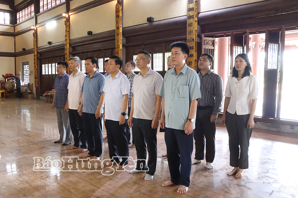 Đồng chí Chủ nhiệm Ủy ban Kiểm tra Tỉnh ủy cùng lãnh đạo xã Kiến Xương dâng hương tưởng niệm các anh hùng liệt sĩ tại Đền thờ liệt sĩ xã Kiến Xương.