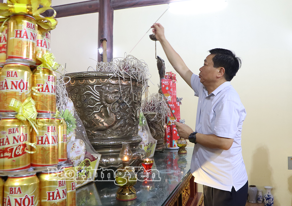 Đồng chí Chủ nhiệm Ủy ban Kiểm tra Tỉnh ủy dâng hương tưởng niệm các anh hùng liệt sĩ tại Đền thờ liệt sĩ xã Kiến Xương.