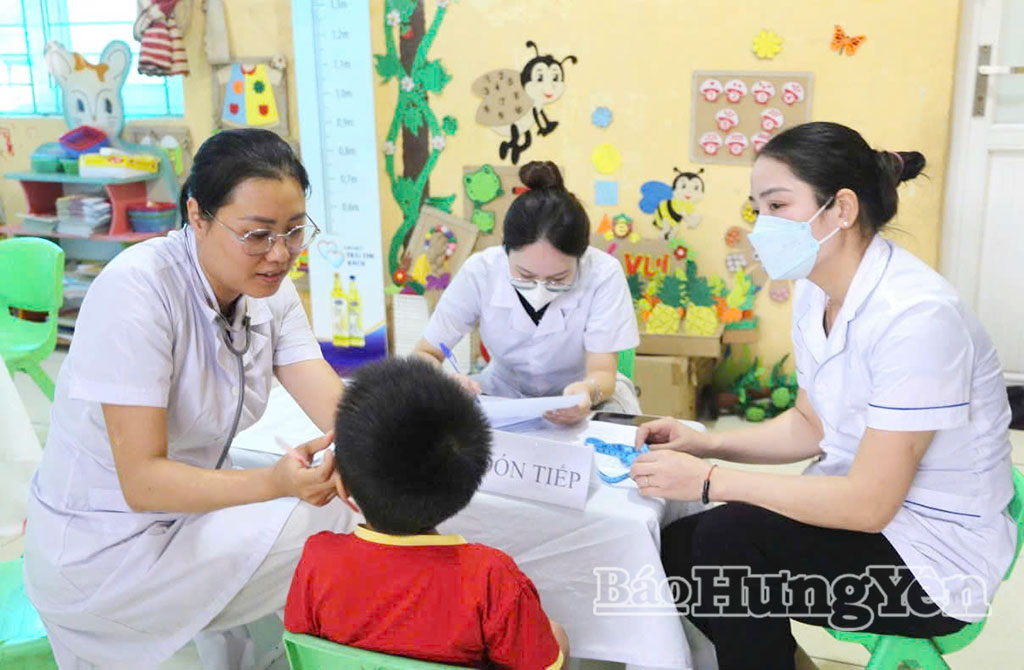 Hoạt động chăm sóc sức khỏe định kỳ cho trẻ em được xã Ân Thi thực hiện thường xuyên.