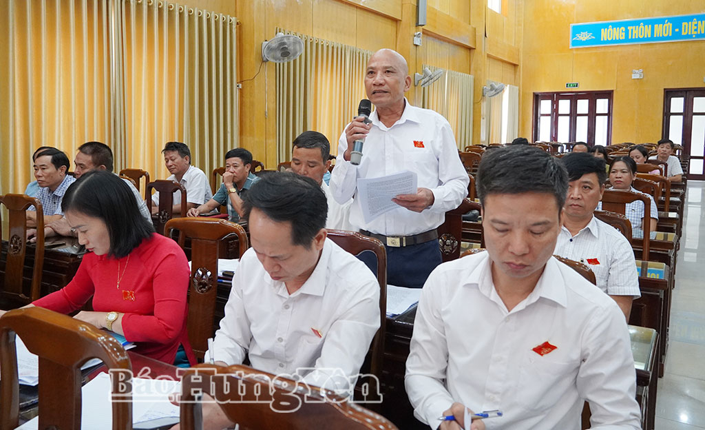 Đại biểu thảo luận tại kỳ họp.