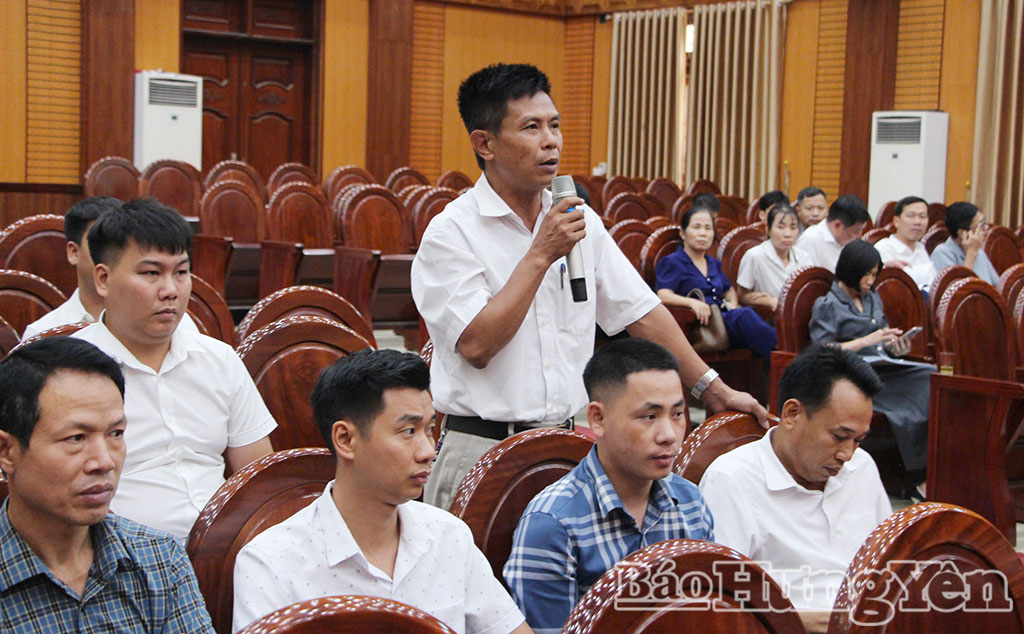 Đại biểu xã Lạc Đạo chất vấn tại kỳ họp.