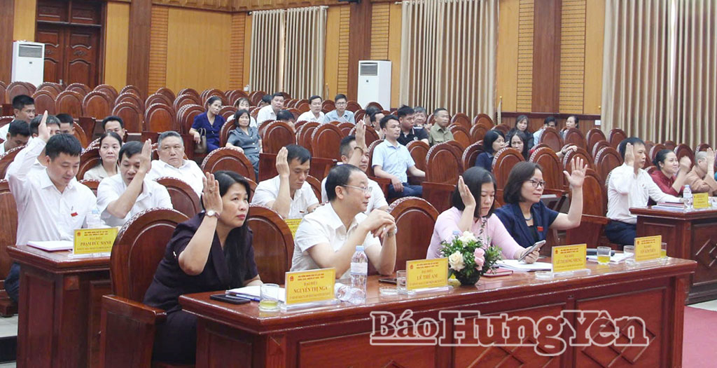 Các đại biểu biểu quyết thông qua nghị quyết tại kỳ họp.