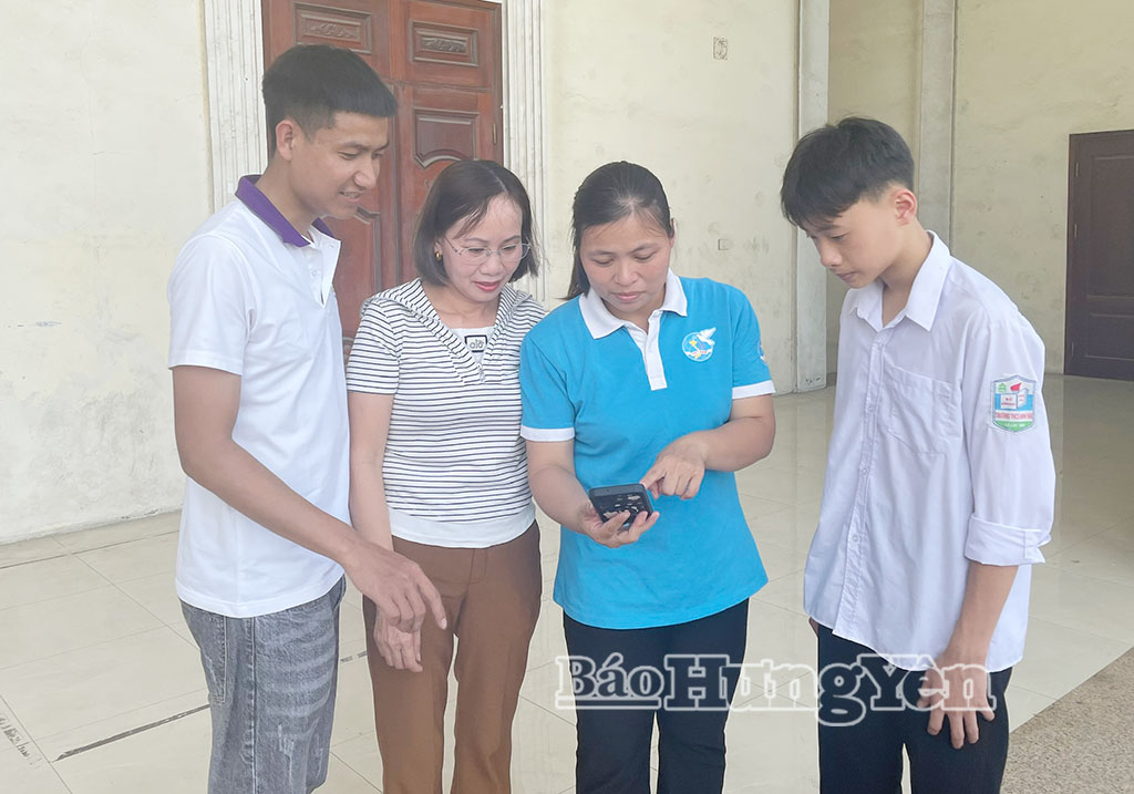 Người dân xã Lạc Đạo ứng dụng chuyển đổi số chia sẻ thông tin.