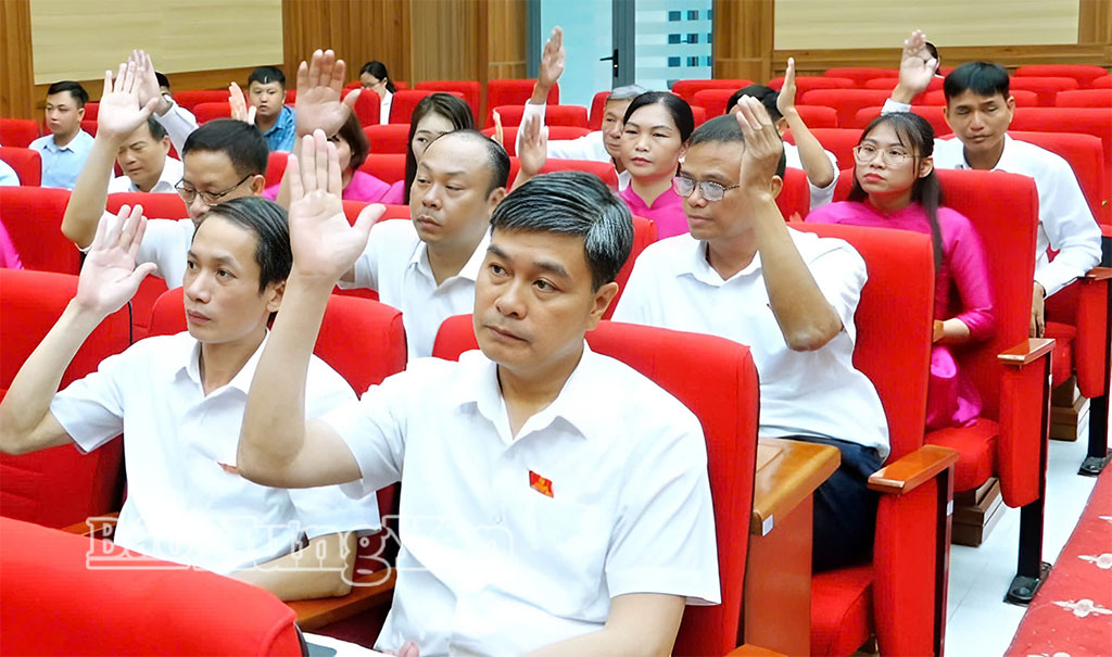 Các đại biểu HĐND xã biểu quyết thông qua nội dung chương trình kỳ họp.