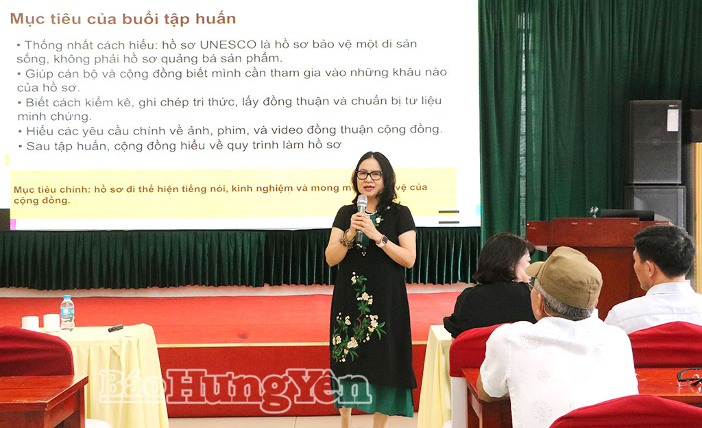 Chuyên gia truyền đạt tại hội nghị tập huấn.