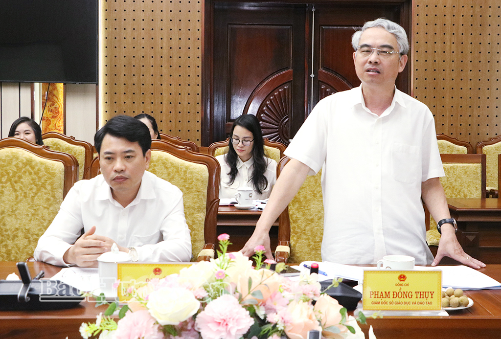 Đồng chí Phạm Đồng Thụy, Ủy viên Ban Thường vụ Tỉnh ủy, Giám đốc Sở Giáo dục và Đào tạo phát biểu tại cuộc họp.