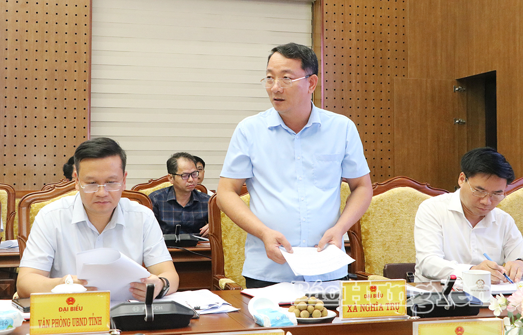 Lãnh đạo xã Nghĩa Trụ phát biểu tại cuộc họp.