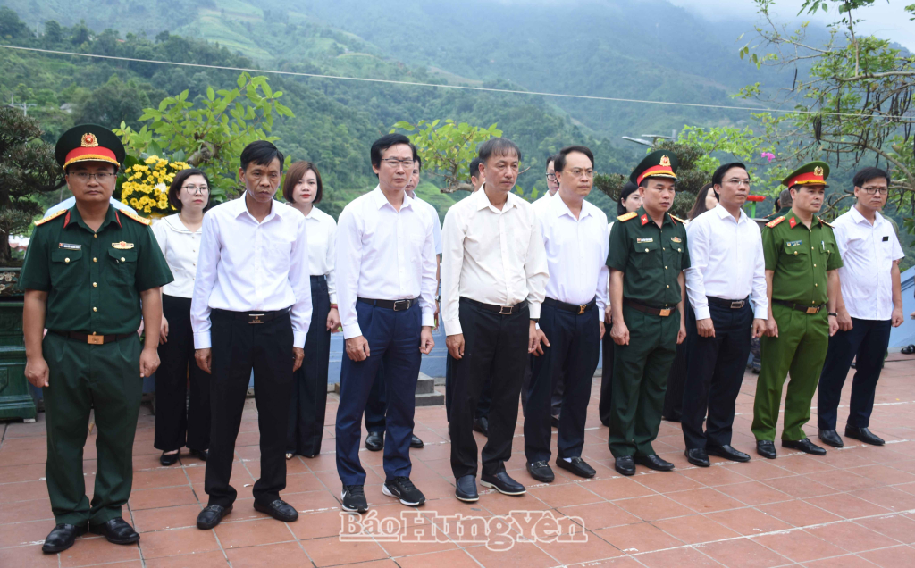 Đoàn đại biểu Tỉnh ủy, HĐND, UBND, Ủy ban MTTQ Việt Nam tỉnh dâng hoa, dâng hương tại Đền thờ các anh hùng liệt sĩ mặt trận Vị Xuyên tại điểm cao 468.