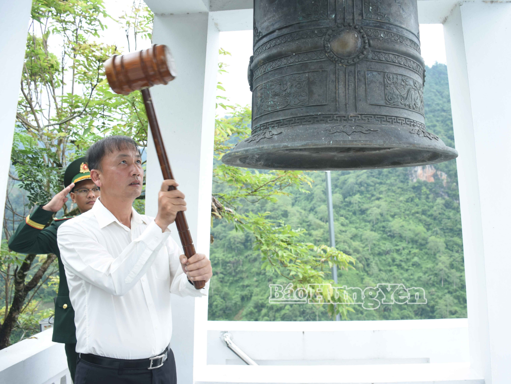 Đồng chí Nguyễn Hùng Nam, Phó Chủ tịch UBND tỉnh thỉnh chuông tưởng niệm các anh hùng liệt sĩ tại Điểm cao 468.