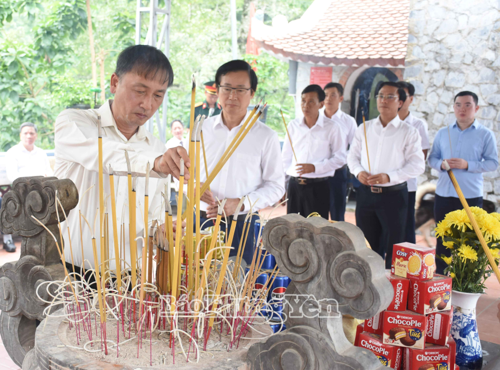 Đồng chí Nguyễn Hùng Nam, Phó Chủ tịch UBND tỉnh dâng hương tưởng niệm các anh hùng liệt sĩ.