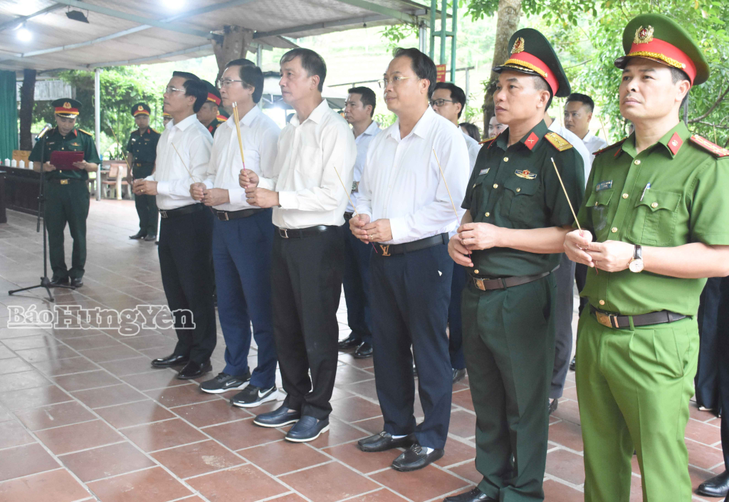 Đoàn đại biểu Tỉnh ủy, HĐND, UBND, Ủy ban MTTQ Việt Nam tỉnh dâng hoa, dâng hương tưởng niệm các anh hùng liệt sĩ tại Nhà quàn của Đội tìm kiếm, quy tập hài cốt liệt sĩ, Bộ CHQS tỉnh Tuyên Quang.