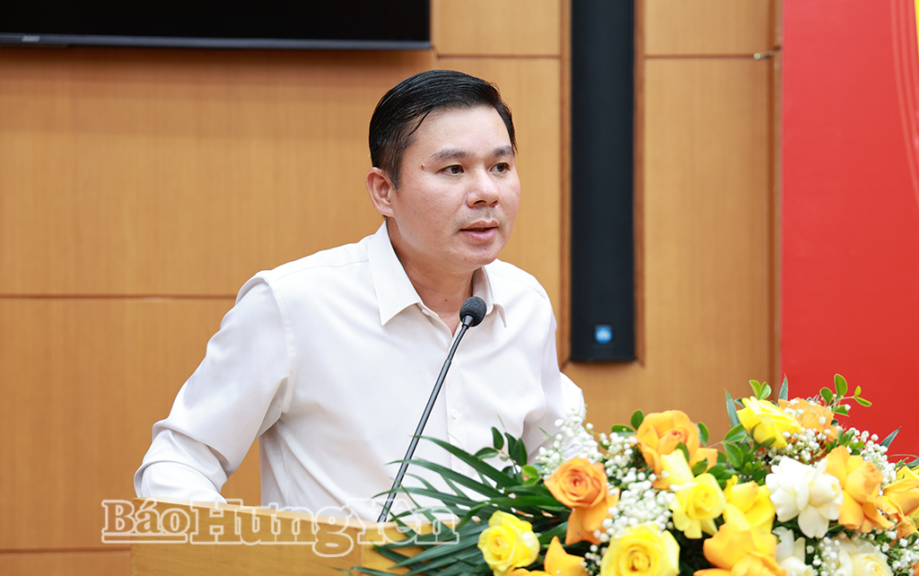 Đồng chí Nguyễn Lê Huy, Ủy viên Ban Thường vụ Tỉnh ủy, Phó Chủ tịch Thường trực UBND tỉnh báo cáo với Đoàn công tác tình hình triển khai thực hiện các giải pháp tăng trưởng kinh tế trên 10%.