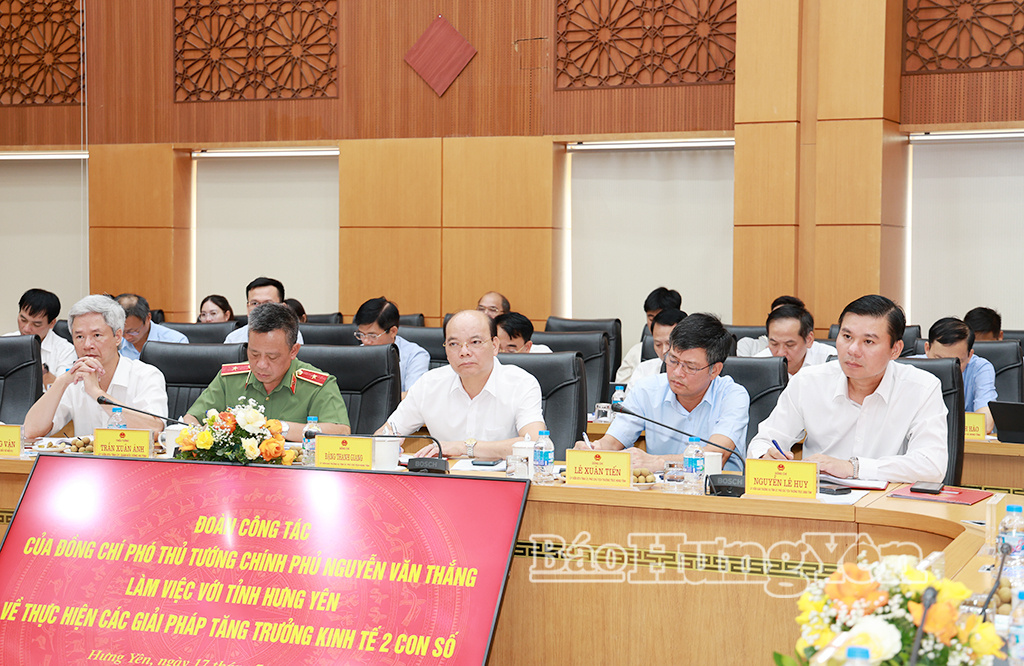 Các đại biểu dự buổi làm việc.